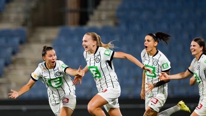Die Sturm-Spielerinnen jubelten mit Doppel-Torschützin Lena Breznik (2. von links)
