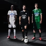 Ryan Fosso, Otar Kiteishvili und Luca Weinhandl mit den neuen Trikots des SK Sturm