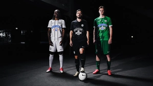 Ryan Fosso, Otar Kiteishvili und Luca Weinhandl mit den neuen Trikots des SK Sturm