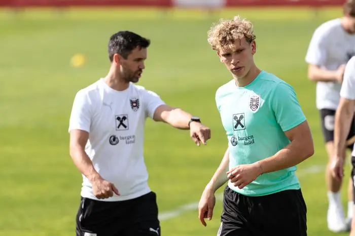 PAPHOS,CYPRUS,11.NOV.25 - SOCCER - OEFB, Oesterreichischer Fussball-Bund, training camp, training. Image shows assistant coach Stefan Oesen and Leopold Querfeld (AUT). Photo: GEPA pictures/ Armin Rauthner