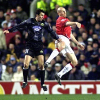 13. März 2001: Mario Haas (links) im Duell mit Jaap Stam im bislang letzten Champions-League-Spiel von Sturm bei Manchester United