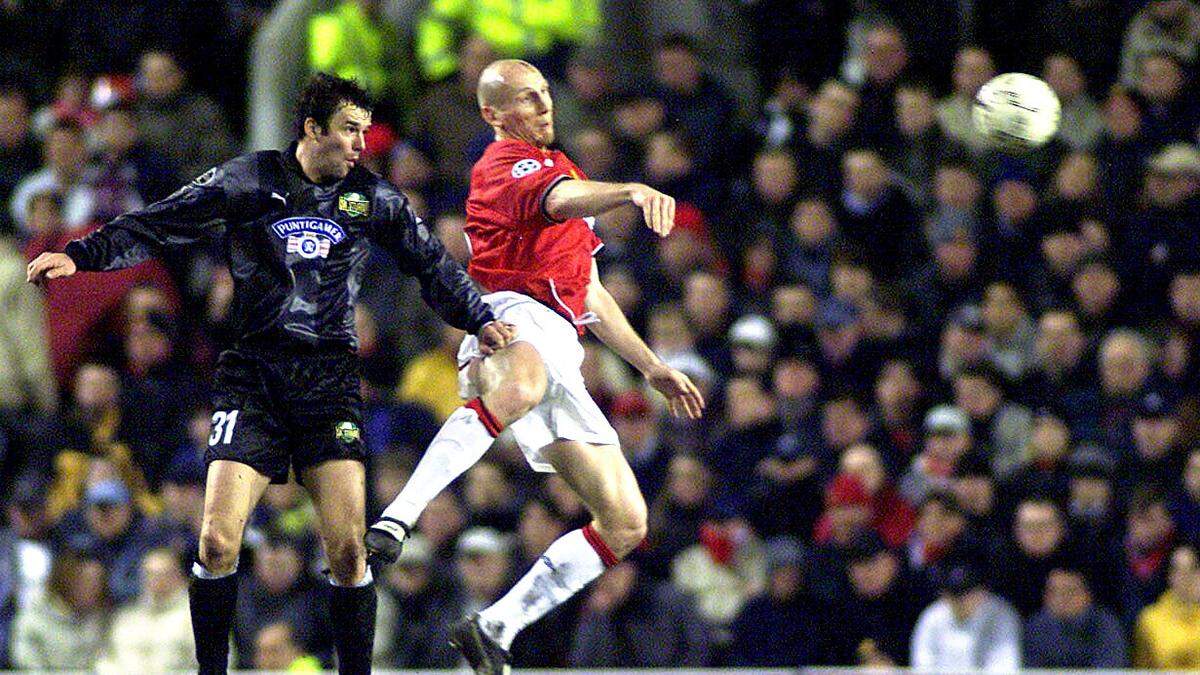 13. März 2001: Mario Haas (links) im Duell mit Jaap Stam im bislang letzten Champions-League-Spiel von Sturm bei Manchester United