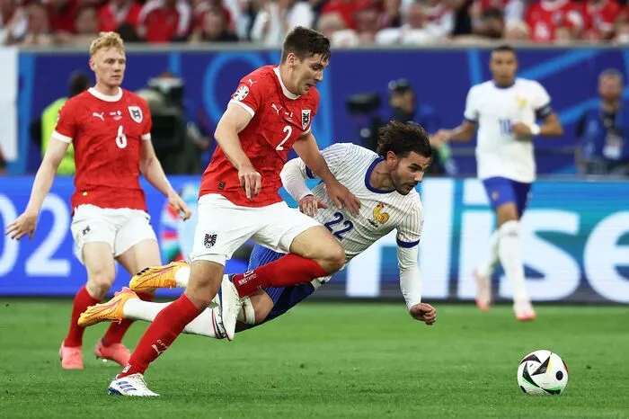 Maximilian Wöber: 2 - Sein Verhalten beim Eigentor wird er noch erklären müssen. Welcher Verteidiger köpfelt den Ball zum Tor? Auch sonst war er nicht immer im Bild, wenn die schnellen Franzosen anrollten.