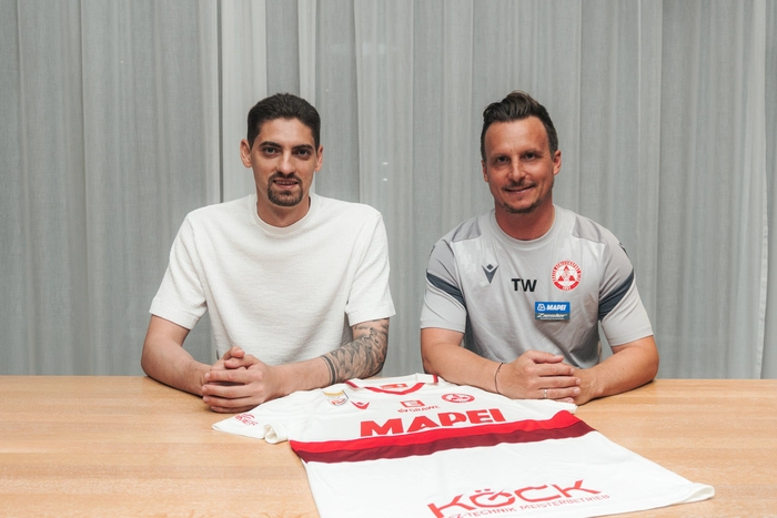 Tino Wawra (rechts) holt Cican Stankovic nach Graz