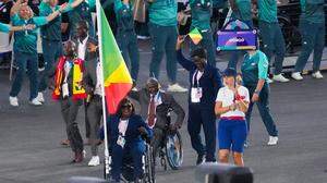 Kugelstoßerin Mireille Nganga und Sprinter Emmanuel Grace Mouambako waren die Fahnenträger bei der Eröffnungsfeier der Paralympics