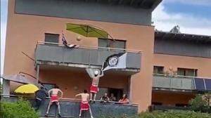 GAK-Fans machten während der Meister-Feierlichkeiten einen Abstecher auf fremde Balkone