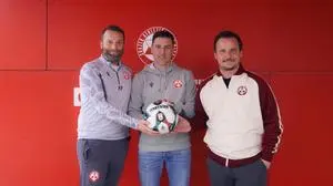 Trainer Ferdinand Feldhofer, Co.-Trainer Joachim Standfest und Sportdirektor Tino Wawra (von links)