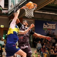 Jordan Wood (UBSC) und Andre Screen (Kapfenberg) schenkten einander nichts