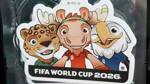 Die Fußball-WM kann beginnen, das denken auch die Maskottchen Zayu, Maple und Clutch