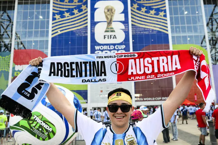 260622 A fan of Argentina holds up a match day scarf ahead of the FIFA World Cup, WM, Weltmeisterschaft, Fussball 2026 football match between Argentina and Austria on June 22, 2026 in Dallas. Photo: Ludvig Thunman / BILDBYRAN / kod LT / LT0807 fotboll football soccer fotball vm fotbolls-vm fotball-vm fotbolls-vm 2026 fifa world cup 2026 day 12 bbeng publik supportrar fans *** June 22, 2026 PUBLICATIONxNOTxINxSWExNORxFINxDEN Copyright: LUDVIGxTHUNMAN BB260622LT024