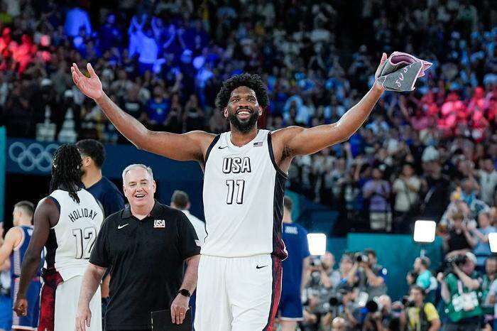 Joel Embiid freut sich über den Finaleinzug