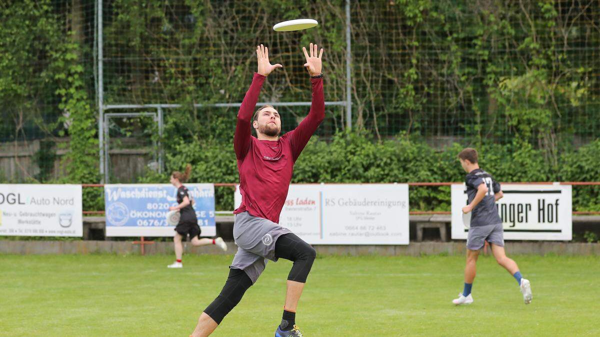 Am Wochenende wird Ultimate Frisbee in der Halle gespielt