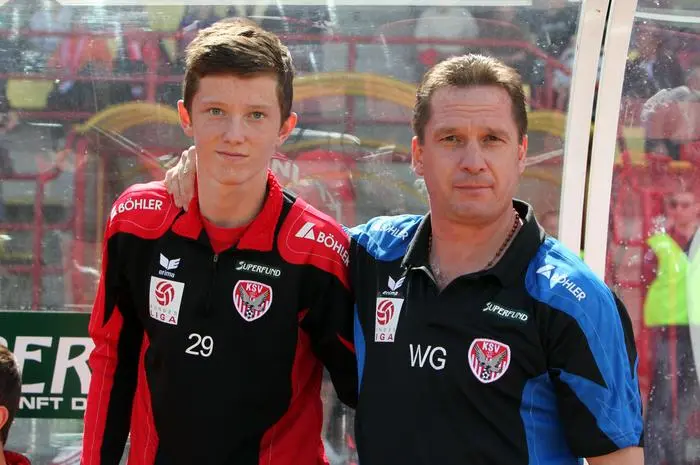 GEPA-31050951022 - KAPFENBERG,AUSTRIA,31.MAI.09 - FUSSBALL - tipp3 Bundesliga powered by T-Mobile, KSV Superfund vs SK Rapid Wien. Bild zeigt Michael Gregoritsch und Trainer Werner Gregoritsch (Kapfenberg). Foto: GEPA pictures/ Hans Oberlaender