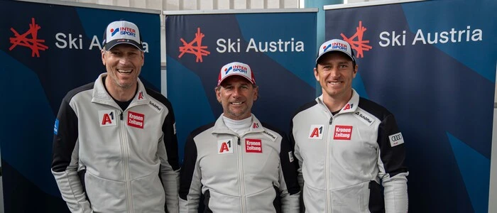 Marko Pfeifer flankiert von Roland Assinger (links) und Matthias Mayer