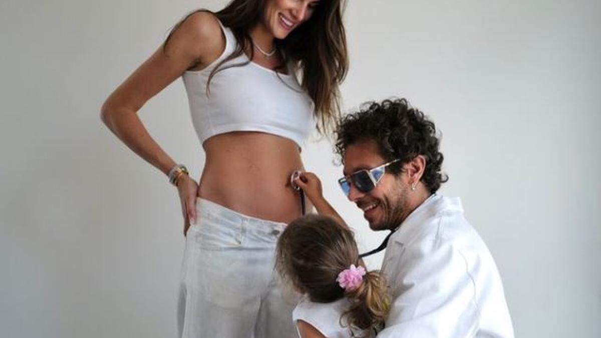 So verkündeten „The Doctor“ Valentino Rossi und Freundin Francesca Sofia Novello die bevorstehende Geburt der zweiten Tochter 