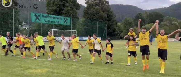 Die Jungs des SV Griffen im Jubelrausch nach dem Elfmeterdrama