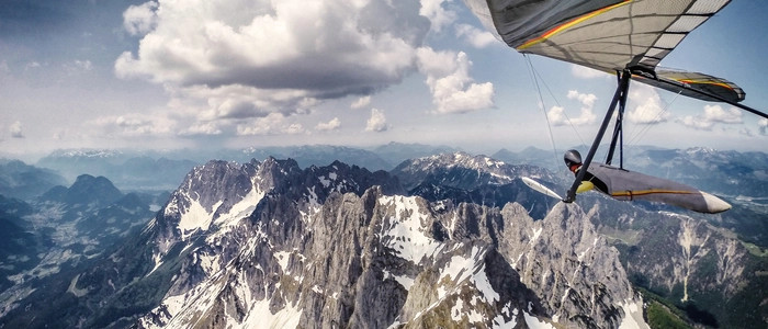 Alexandra Serebrennikova, hier über dem Kaisergebirge in Tirol, ist passionierte Drachenfliegerin