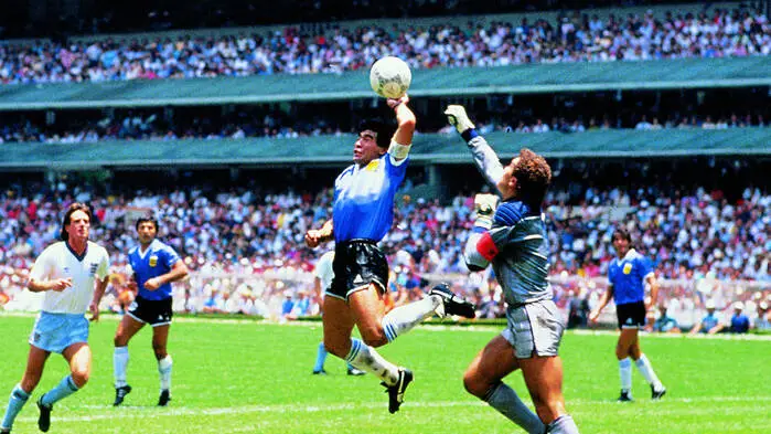 22. Juni 1986: Diego Maradona mit der Hand Gottes