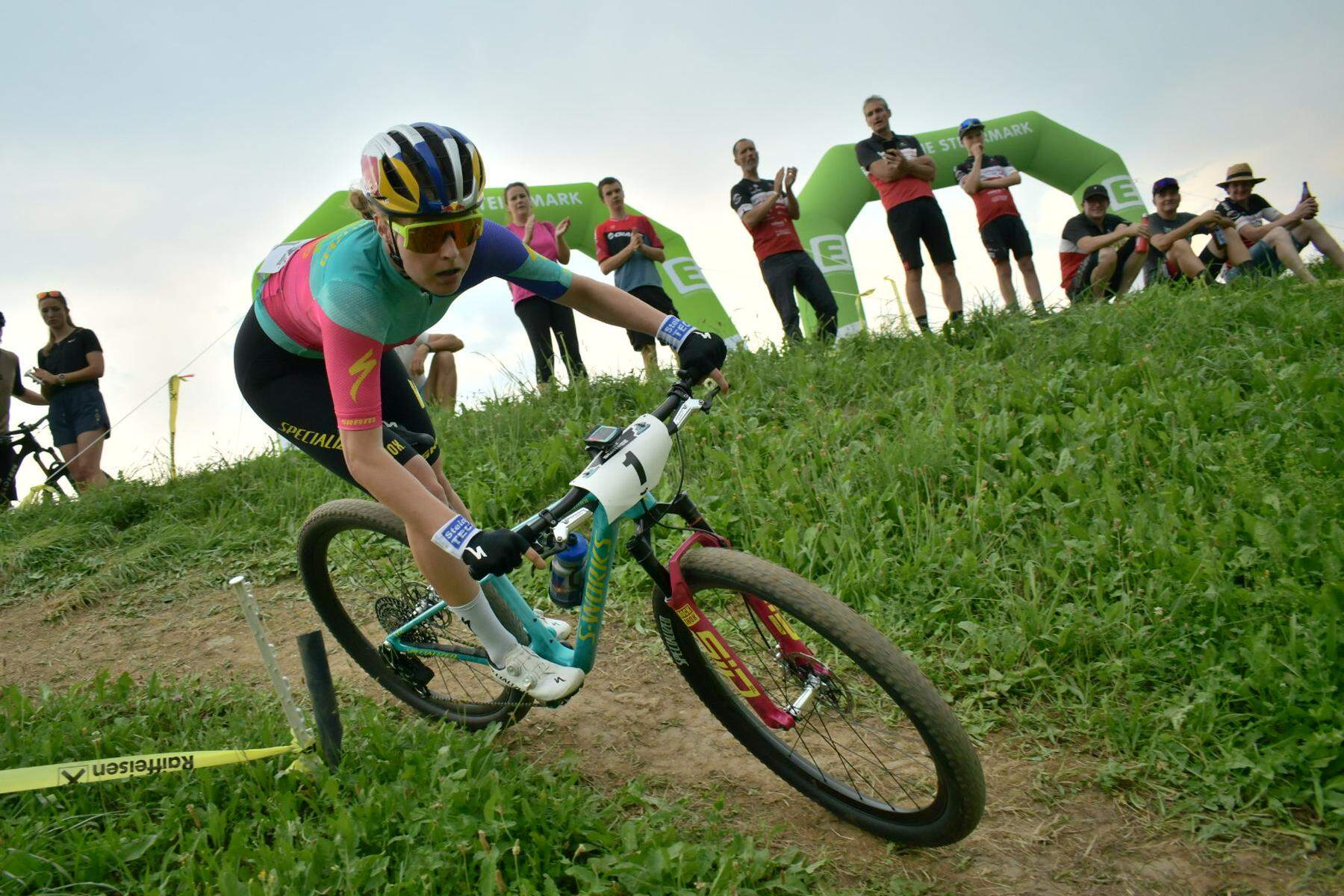 Mountainbike : Laura Stigger siegte, doch dann schlug der Blitz ein