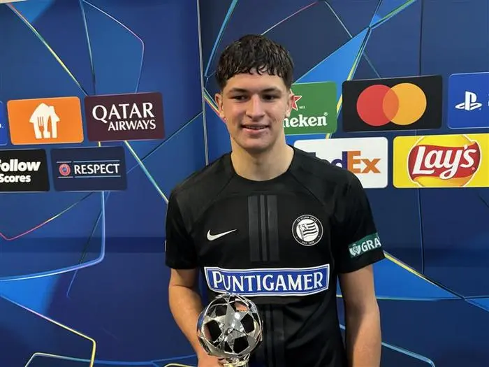 Arjan Malic mit der Trophäe für den Man of the Match