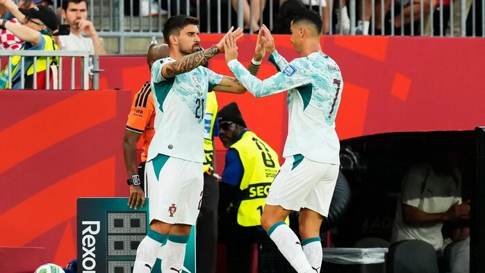 Cristiano Ronaldo (rechts) und Ruben Neves
