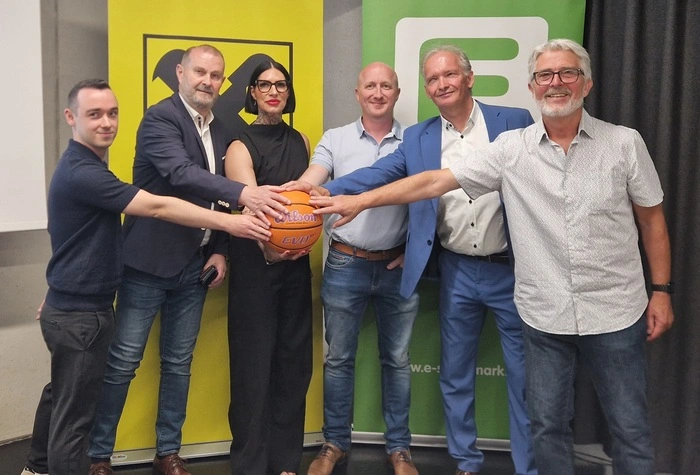 Kerstin Höger (Dritte von links) und Martin Mitter (Vierter von links) übernehmen beim UBSC
