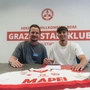 GAK-Sportchef Tino Wawra mit seinem Neuzugang Tim Trummer