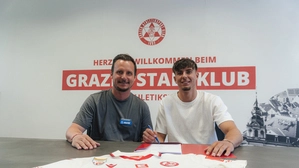 GAK-Sportchef Tino Wawra mit seinem Neuzugang Tim Trummer