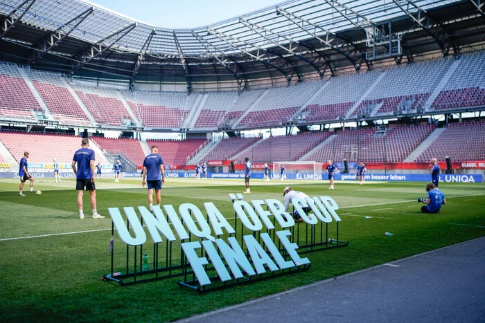 KLAGENFURT,AUSTRIA,30.APR.25 - SOCCER - UNIQA OEFB Cup, final, Wolfsberger AC vs TSV Hartberg, preview, training Hartberg. Image shows an overview of the Woerthersee Stadion with the team of Hartberg and a logo. Photo: GEPA pictures/ Johannes Friedl