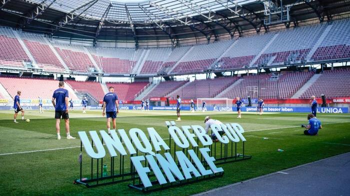 KLAGENFURT,AUSTRIA,30.APR.25 - SOCCER - UNIQA OEFB Cup, final, Wolfsberger AC vs TSV Hartberg, preview, training Hartberg. Image shows an overview of the Woerthersee Stadion with the team of Hartberg and a logo. Photo: GEPA pictures/ Johannes Friedl