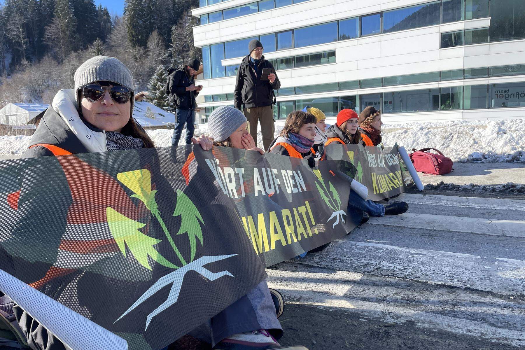 Klimaaktivisten in Kitzbühel | „Letzte Generation“ blockierte Zufahrt zum Hahnenkamm-Rennen