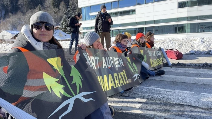 Die „Letzte Generation“ blockierte die Zufahrt zum Hahnenkammrennen