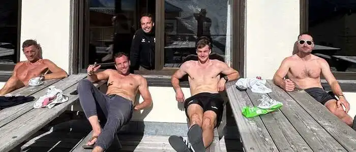 Die ÖSV-Boarder und Coaches genossen in Italien nach dem Training den sonnigen Herbst