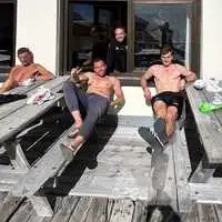 Die ÖSV-Boarder und Coaches genossen in Italien nach dem Training den sonnigen Herbst