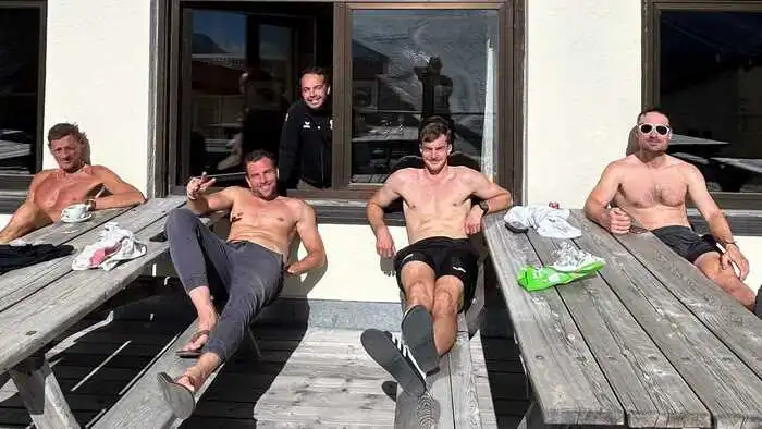 Die ÖSV-Boarder und Coaches genossen in Italien nach dem Training den sonnigen Herbst