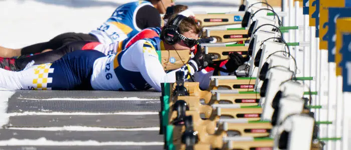 Sehbehinderte Biathleten am Schießstand