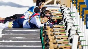 Sehbehinderte Biathleten am Schießstand