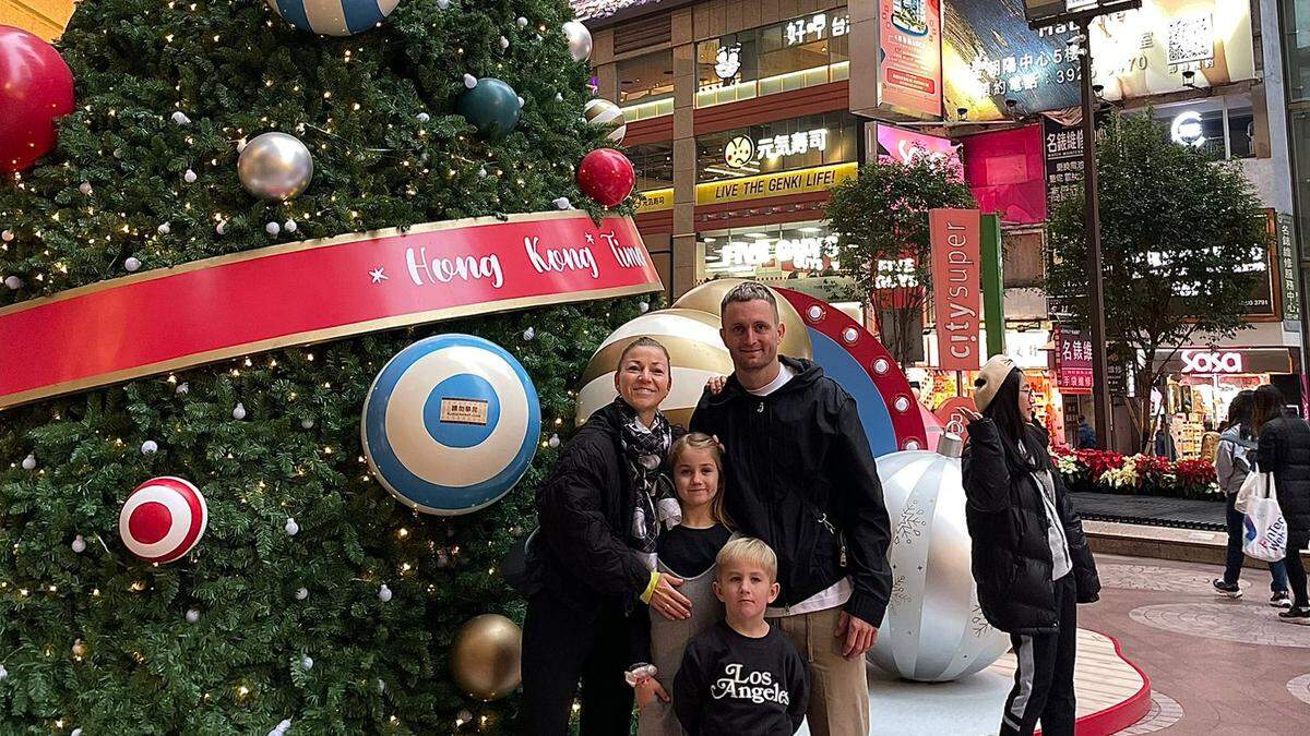 Jakob Jantscher mit Frau Andrada und den Kindern Finn und Alma in Hong Kong