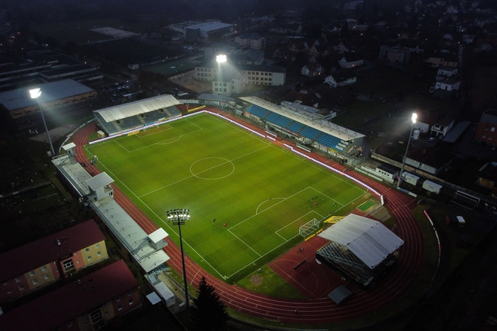 Das bedeutet auch, dass die Blau-Weißen seit rund 80 Jahren auf „ihrem“ Platz um Siege kämpfen. Im Jahr 2000 wurde die Haupttribüne samt VIP-Bereich eröffnet. Mehrere Adaptierungen und Umbauarbeiten sollten in den weiteren Jahren folgen. 
