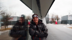 Der österreichische Para-Skiathlet Markus Salcher lehnt an einer Glaswand