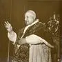Pope John XXIII blessing the faithfuls, Vatican City 1960s PUBLICATIONxNOTxINxITA