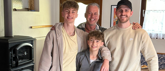 Ein seltener Schnappschuss von Vater Franz Moswitzer mit seinen Jungs, Marcel, Timo und Sandro (von links)