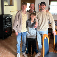Ein seltener Schnappschuss von Vater Franz Moswitzer mit seinen Jungs, Marcel, Timo und Sandro (von links)