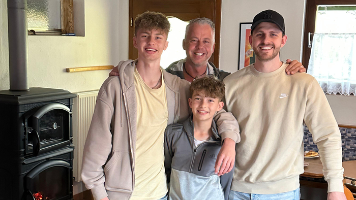 Ein seltener Schnappschuss von Vater Franz Moswitzer mit seinen Jungs, Marcel, Timo und Sandro (von links)