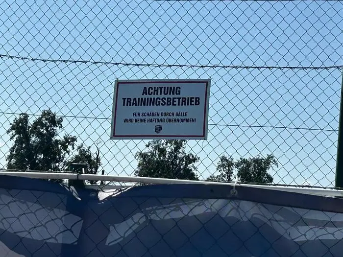 Ein Schild weist auf das Risiko hin.