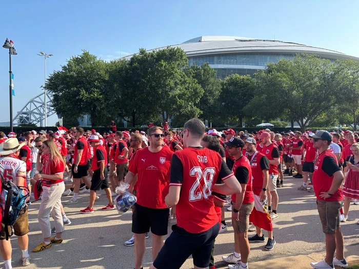 Die ÖFB-Fans vor dem Dallas Stadium | Die ÖFB-Fans vor dem Dallas Stadium