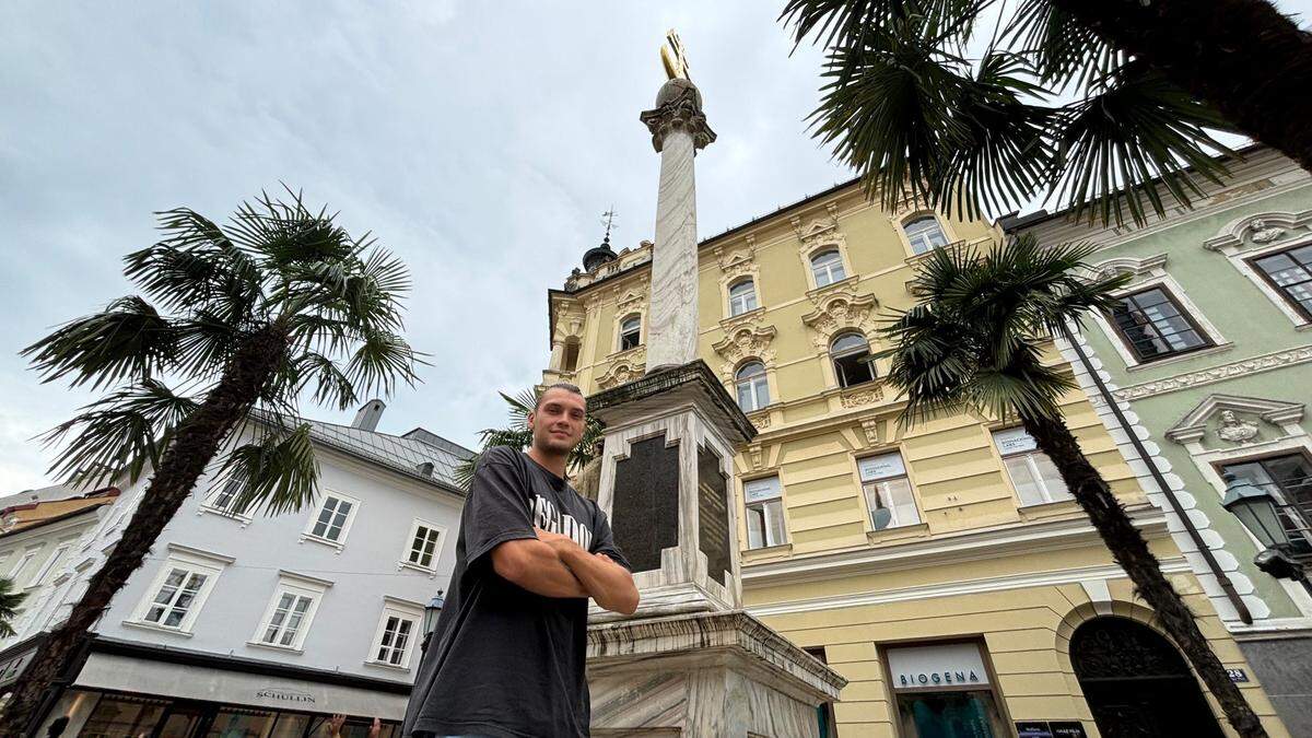 Niklas Szerencsi an der Pestsäule auf dem Alten Platz 