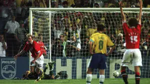 Einer der größten Momente der norwegischen Fußballgeschichte: Kjetil Rekdal schoss die Skandinavier bei der WM 1998 zum 2:1 gegen Brasilien und damit in die K.o.-Phase