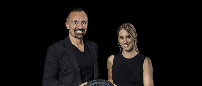 Snowboarderin Anna Gasser mit Gottfried Wurpes von Technogym