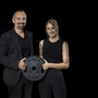 Snowboarderin Anna Gasser mit Gottfried Wurpes von Technogym